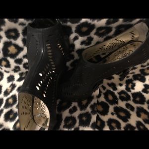 Peep toe zipper back heel